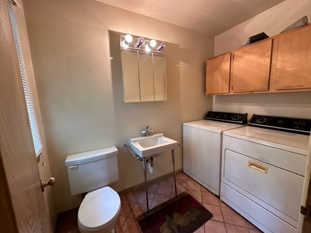 224 Maple Lane Geneva, IL 60134 - Photo 10 of 12 a bathroom with a toilet a sink and a mirror