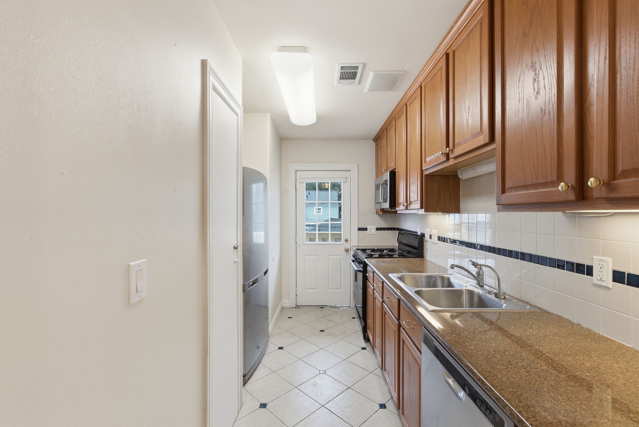 2513 Shakespeare Street, Unit 3 Houston, TX 77030 - Photo 12 of 29 Another view of the kitchen