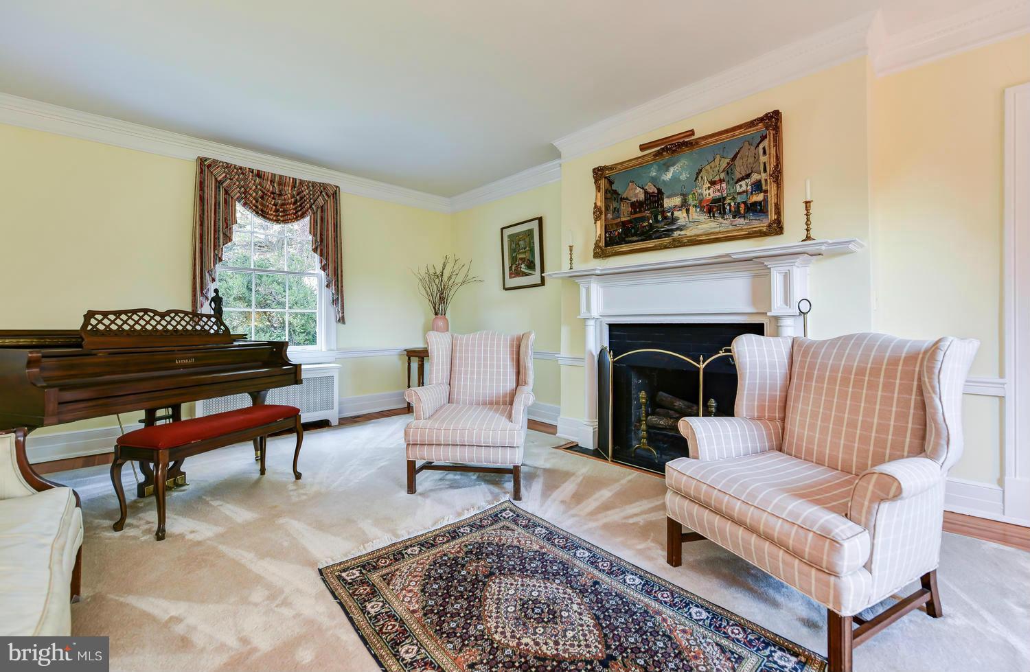 2210 Russell Road Alexandria, VA 22301 - Photo 3 of 30 Living Room