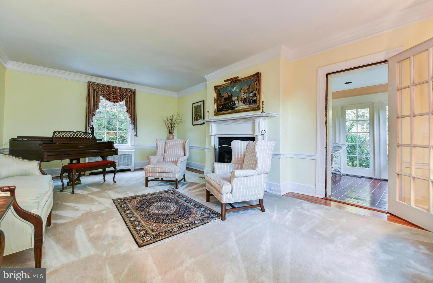 2210 Russell Road Alexandria, VA 22301 - Photo 4 of 30 Living Room