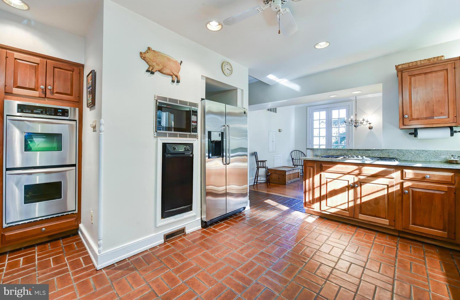 2210 Russell Road Alexandria, VA 22301 - Photo 8 of 30 Kitchen