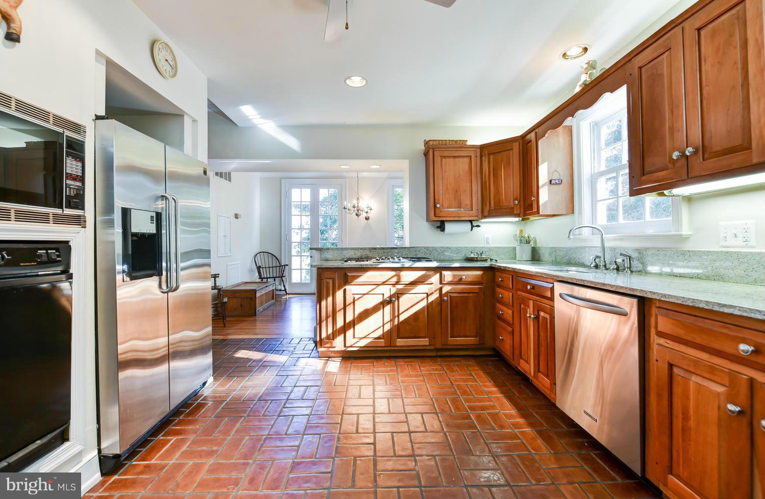 2210 Russell Road Alexandria, VA 22301 - Photo 9 of 30 Kitchen