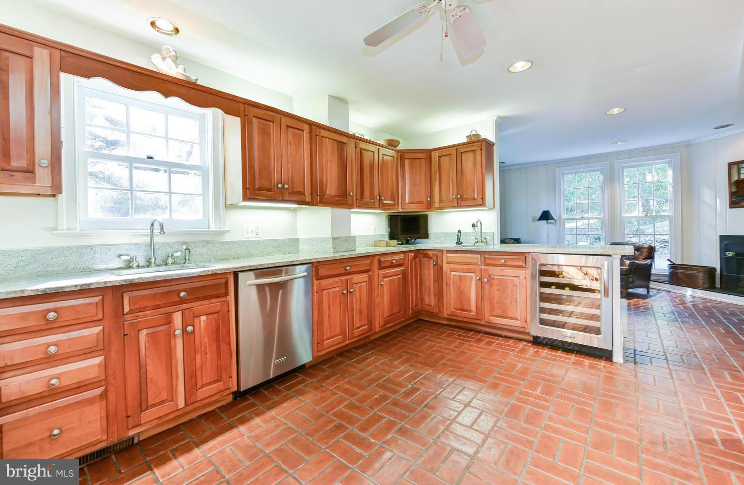 2210 Russell Road Alexandria, VA 22301 - Photo 10 of 30 Kitchen