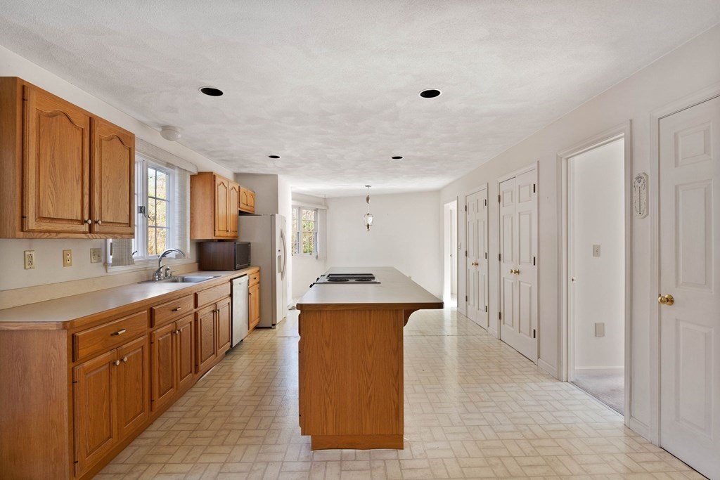 25 Spruce Road North Reading, MA 01864 - Photo 4 of 39