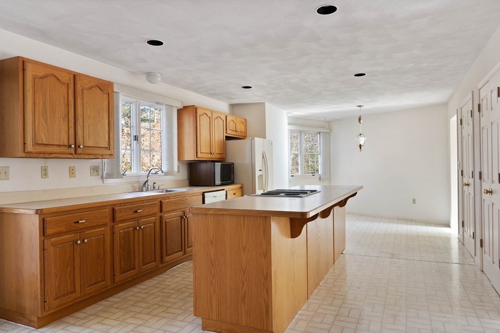 25 Spruce Road North Reading, MA 01864 - Photo 5 of 39