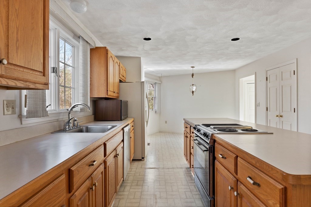 25 Spruce Road North Reading, MA 01864 - Photo 6 of 39