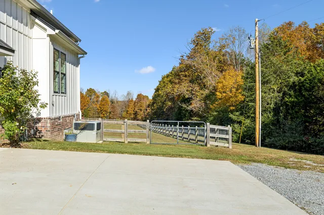 $948,000 | 890 Hackberry Lane, Nunnelly, TN 37137