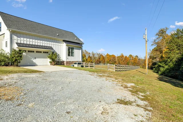 $948,000 | 890 Hackberry Lane, Nunnelly, TN 37137