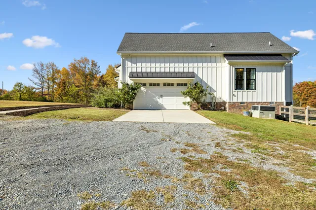 $948,000 | 890 Hackberry Lane, Nunnelly, TN 37137
