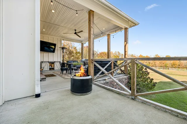 $948,000 | 890 Hackberry Lane, Nunnelly, TN 37137