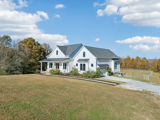 $948,000 | 890 Hackberry Lane, Nunnelly, TN 37137