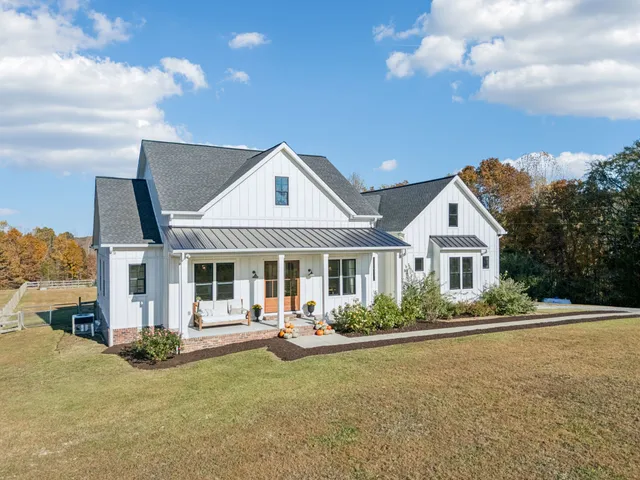 $948,000 | 890 Hackberry Lane, Nunnelly, TN 37137