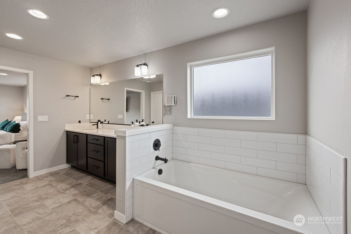 1835 Hood River Road Liberty Lake, WA 99016 - Photo 16 of 37 a bathroom with a tub a sink and mirror