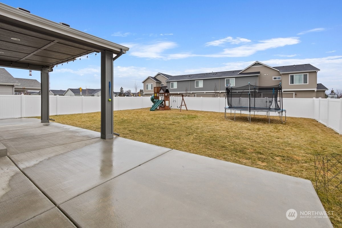 1835 Hood River Road Liberty Lake, WA 99016 - Photo 28 of 37 a swimming pool with a table and chairs