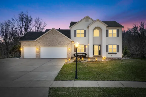 $564,900 | 511 West Acacia Drive, Saukville, WI 53024