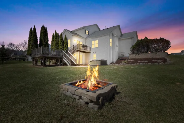 $564,900 | 511 West Acacia Drive, Saukville, WI 53024