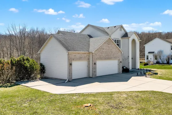 $564,900 | 511 West Acacia Drive, Saukville, WI 53024