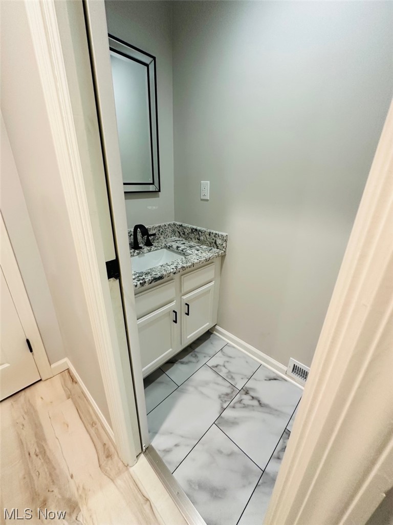 577 Ledge Road Macedonia, OH 44056 - Photo 11 of 27 1/2 bath on main