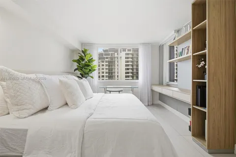 $659,000 | 540 Brickell Key Drive, Unit 823, Miami, FL 33131