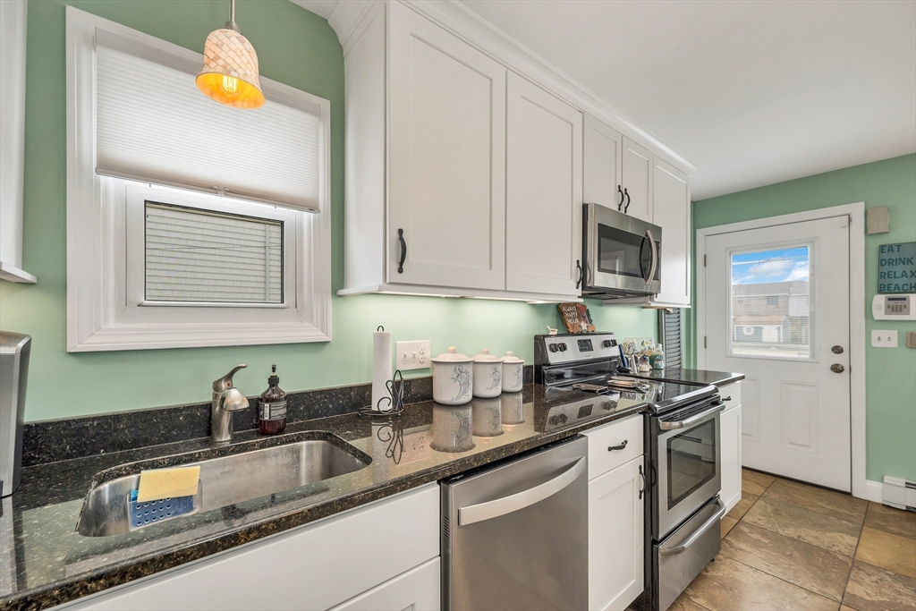 10 Liberty Street Salisbury, MA 01952 - Photo 12 of 34