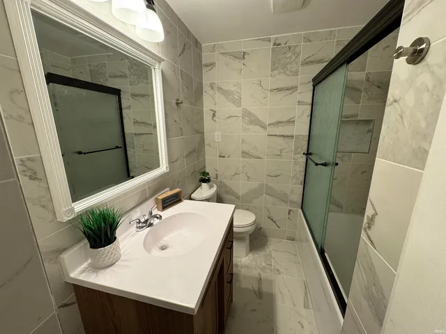 $179,999 | 804 South Lombardy Drive, South Bend, IN 46619