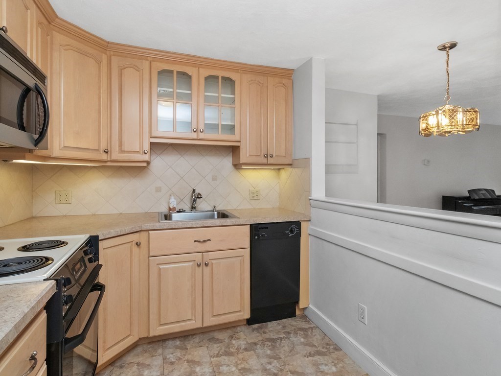 40 Whitman Road, Unit B2 Waltham, MA 02453 - Photo 7 of 37 Gallery Image 7