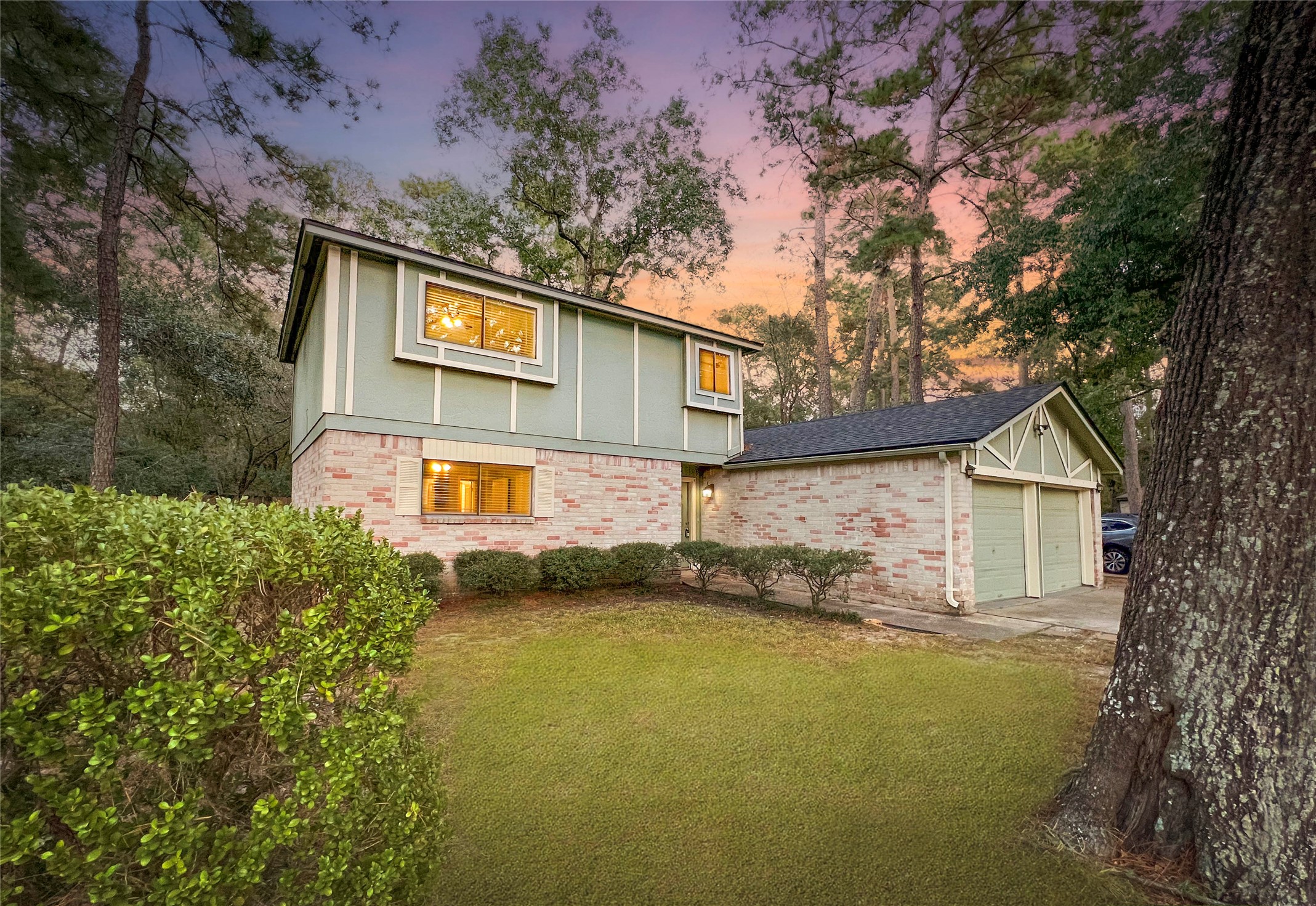 56 East White Willow Circle Spring, TX 77381 - Photo 4 of 45 a front view of a house with a garden