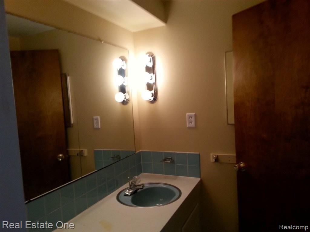 29861 Rambling Road Southfield, MI 48076 - Photo 15 of 18 Full Bath2.jpg