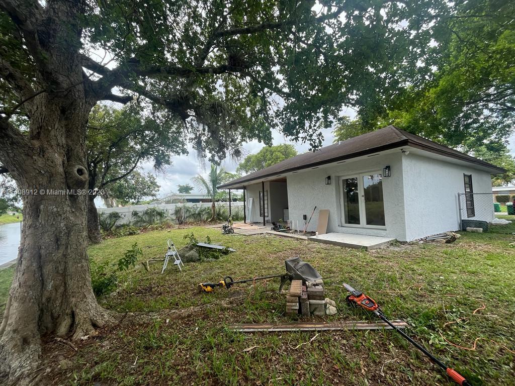 Heathgate Street Tamarac, FL 33321 - Photo 20 of 23 a backyard of a house with table and chairs