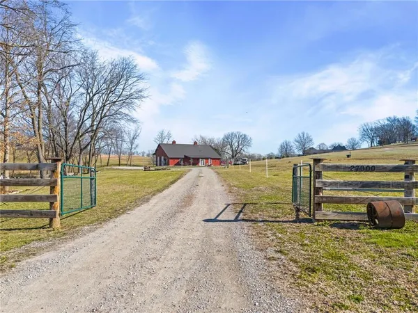 $639,000 | 27900 East Dye Store Road, Weston, MO 64098