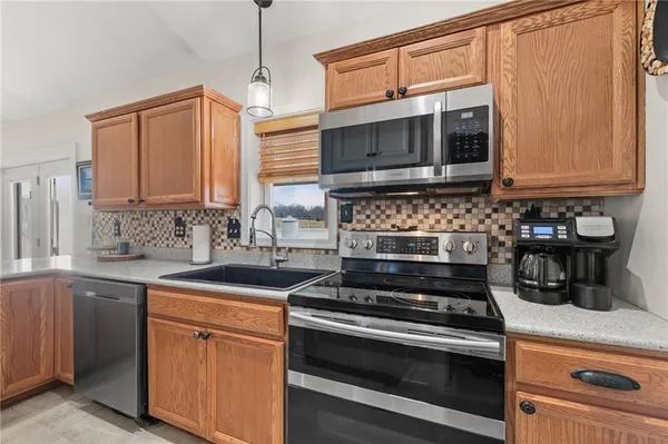 $639,000 | 27900 East Dye Store Road, Weston, MO 64098