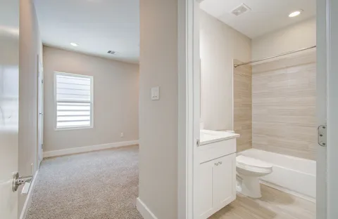 $355,000 | 5522 Rosslyn Road, Houston, TX 77091