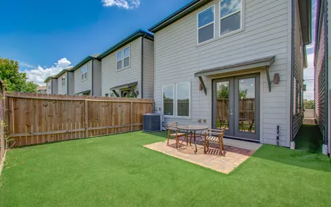 $355,000 | 5522 Rosslyn Road, Houston, TX 77091