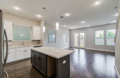 $355,000 | 5522 Rosslyn Road, Houston, TX 77091