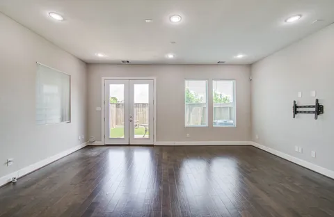 $355,000 | 5522 Rosslyn Road, Houston, TX 77091