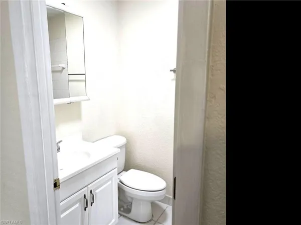 $1,800 | 4615 Bayshore Drive, Unit E8, Naples, FL 34112