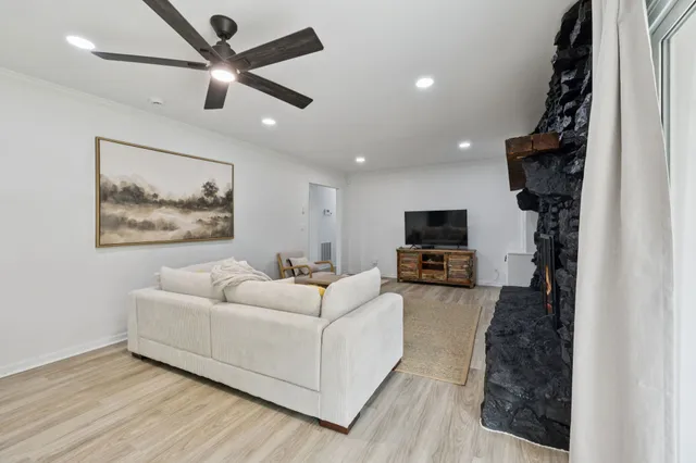 a view of a backyard