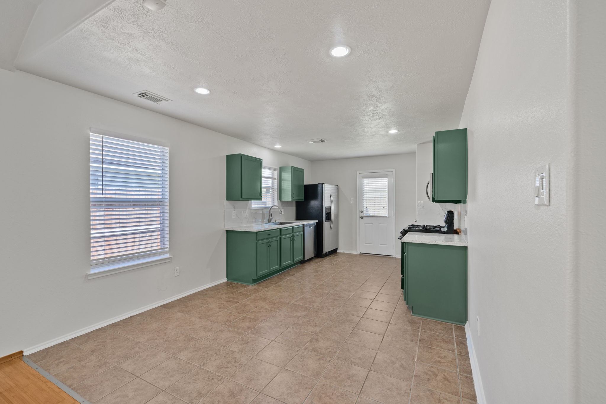 14323 Brunswick Point Lane Houston, TX 77047 - Photo 10 of 33