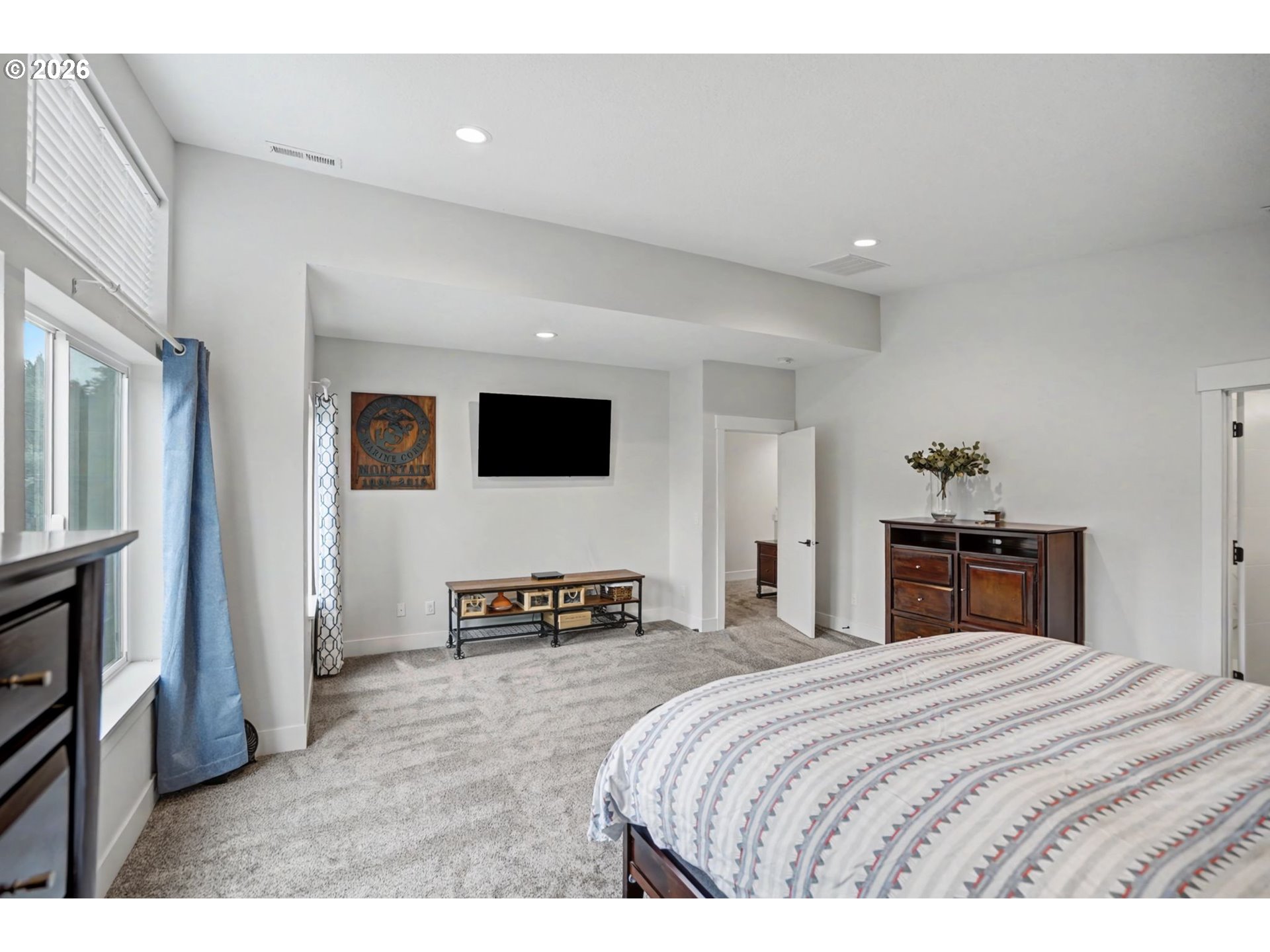 5520 Crossler Meadow Loop South Salem, OR 97306 - Photo 20 of 40 a bedroom with a bed and a flat screen tv