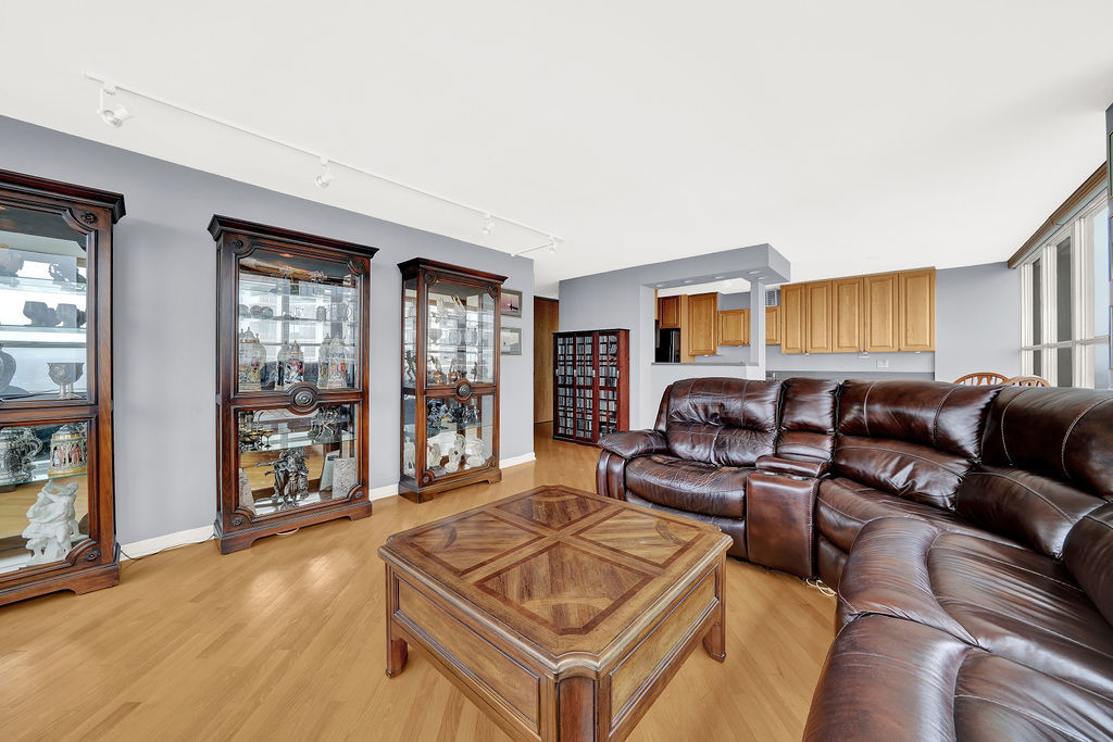 655 West Irving Park Road, Unit 2516 Chicago, IL 60613 - Photo 3 of 27 Gallery Image 3