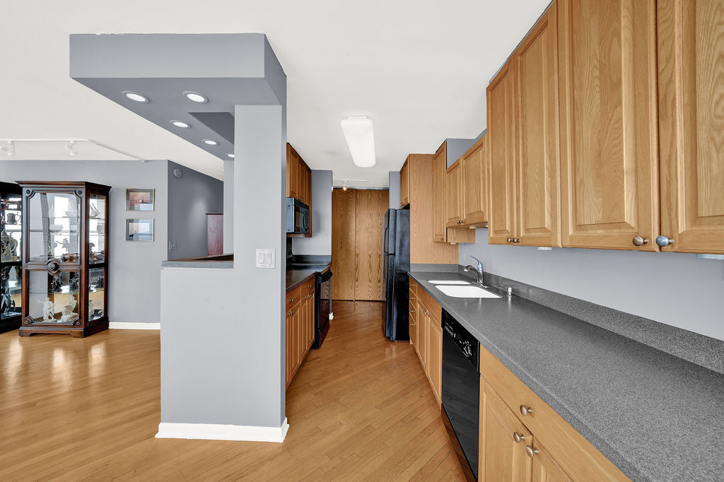 655 West Irving Park Road, Unit 2516 Chicago, IL 60613 - Photo 5 of 27 Gallery Image 5