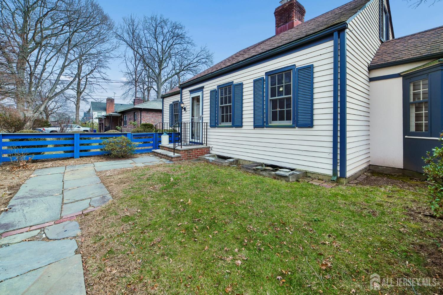 539 Mountain View Terrace Dunellen, NJ 08812 - Photo 2 of 23