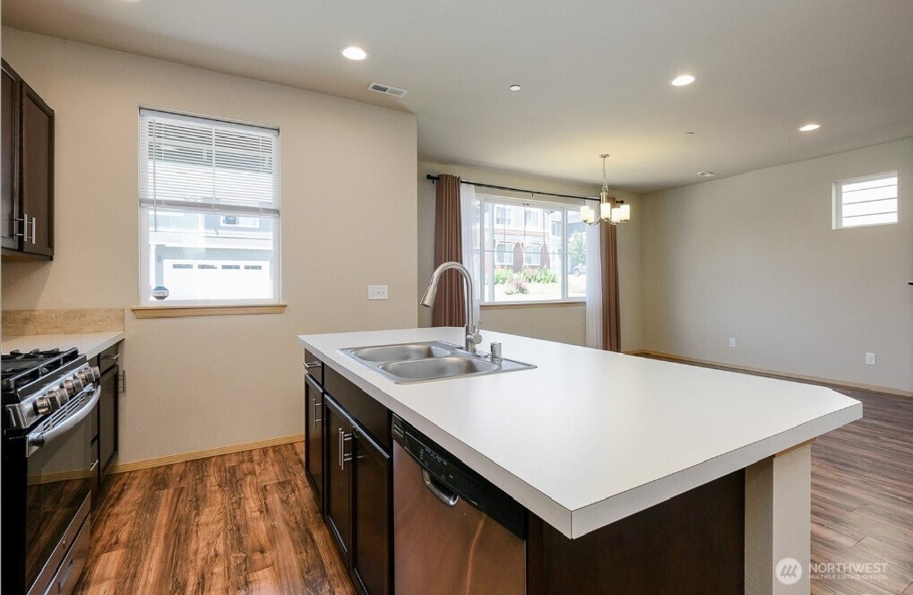 1033 Banyan Road Bremerton, WA 98310 - Photo 7 of 30