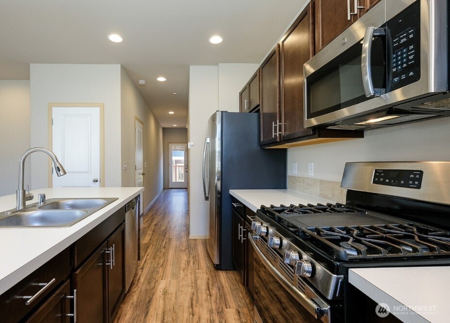 1033 Banyan Road Bremerton, WA 98310 - Photo 9 of 30