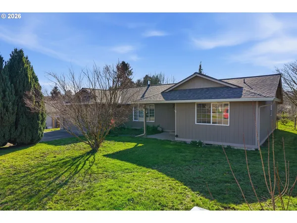 a view of a house with a yard