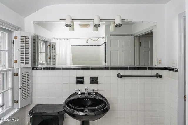 $340,000 | 7 Clarendon Road, Albany, NY 12203