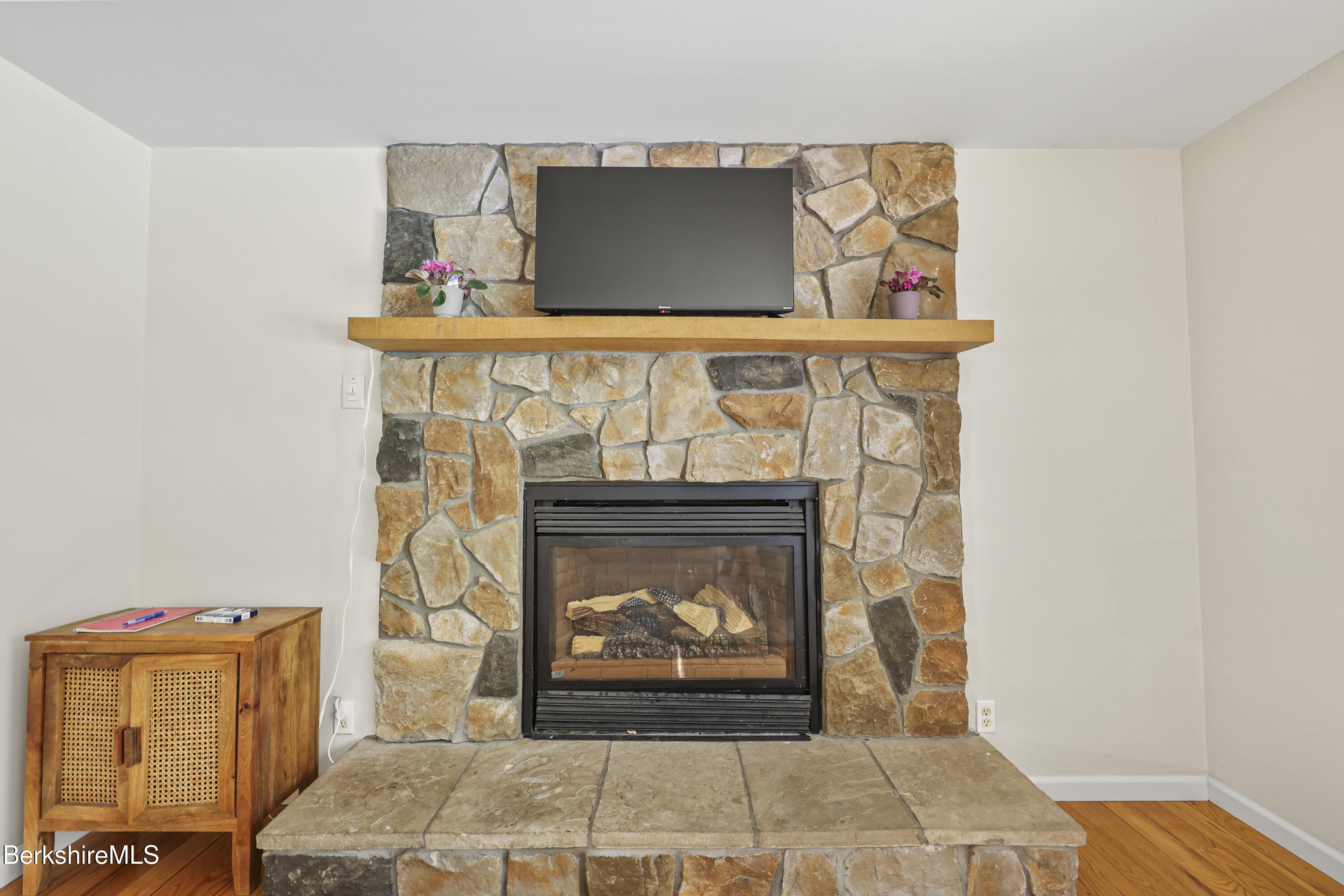 229 Hamilton Road Becket, MA 01223 - Photo 17 of 48 42 Living Room