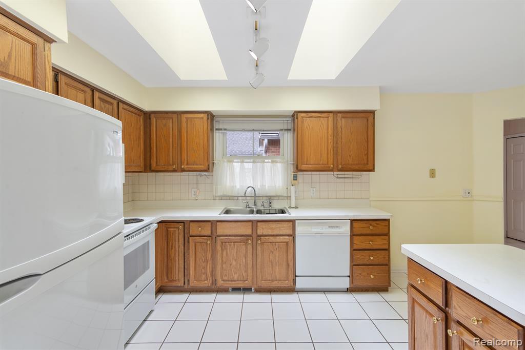 23033 Farmington Road Farmington, MI 48336 - Photo 10 of 35 Gallery Image 10