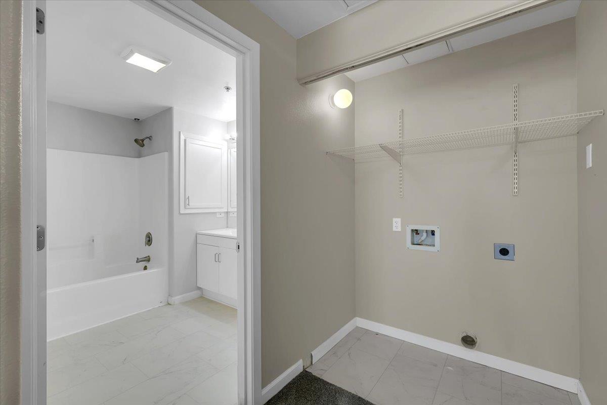 4200 East Commerce, Unit 1121 Sacramento, CA 95834 - Photo 17 of 24 a bathroom with a bathtub