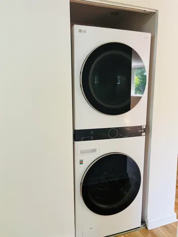 a close up view of a washer and dryer